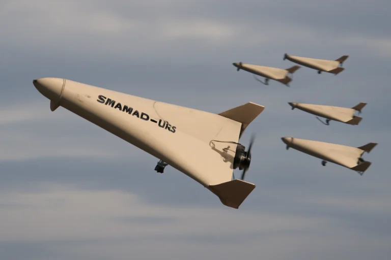 Shahed-136, o drone iraniano que vem revolucionando a guerra, barato, letal e capaz de forçar gastos bilionários com defesa ao saturar sistemas com enxames