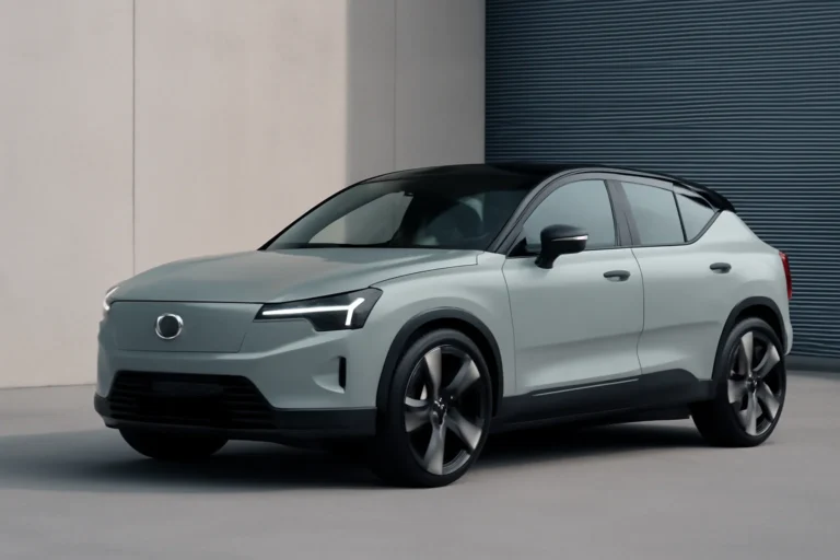 Volvo EX30 Ultra Twin Motor chega ao Brasil com 428 cv, fica fora do recall de baterias e aposta em desempenho esportivo e minimalismo tecnológico