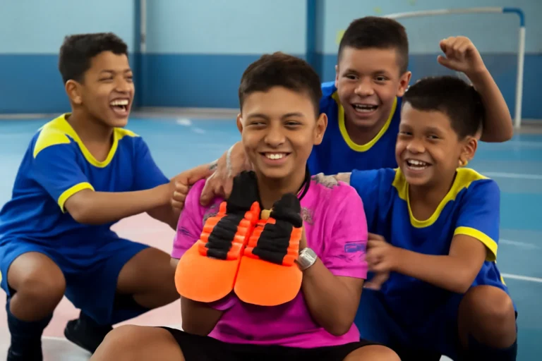 Menino ganha chuteira dos sonhos após bullying no futsal, comemoração com amigos em Timbaúba, Pernambuco, viraliza e emociona família nas redes