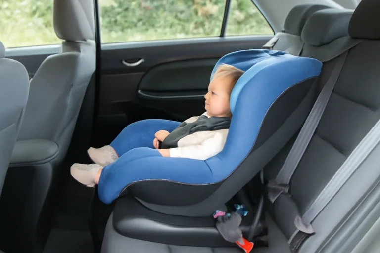 Onde instalar a cadeirinha infantil no carro, como fixar corretamente e evitar erros fatais no transporte de crianças, seguindo as regras do Contran