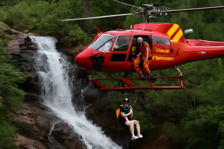 Mulher resgatada de cachoeira em Brumadinho após queda em local de difícil acesso, helicóptero dos bombeiros evacuou vítima para hospital