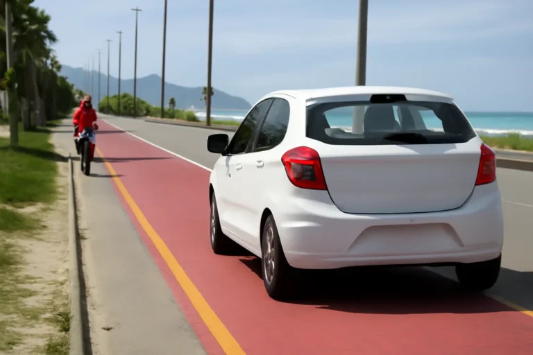 Motorista flagrado dirigindo em ciclovia no Recreio dos Bandeirantes, veículo circulou na altura do Posto 9, risco a ciclistas e multa de R$ 880