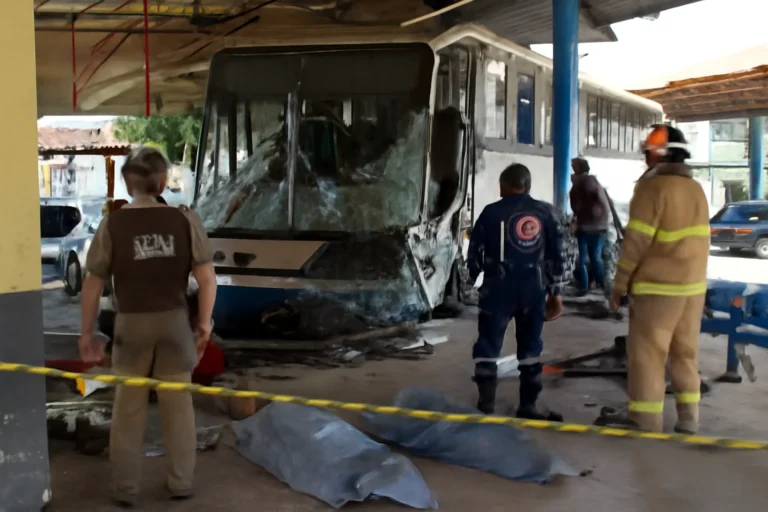 Ônibus invade rodoviária em Itambé, Bahia, e deixa ao menos duas pessoas mortas e três feridas, enquanto autoridades trabalham para apurar o que ocorreu