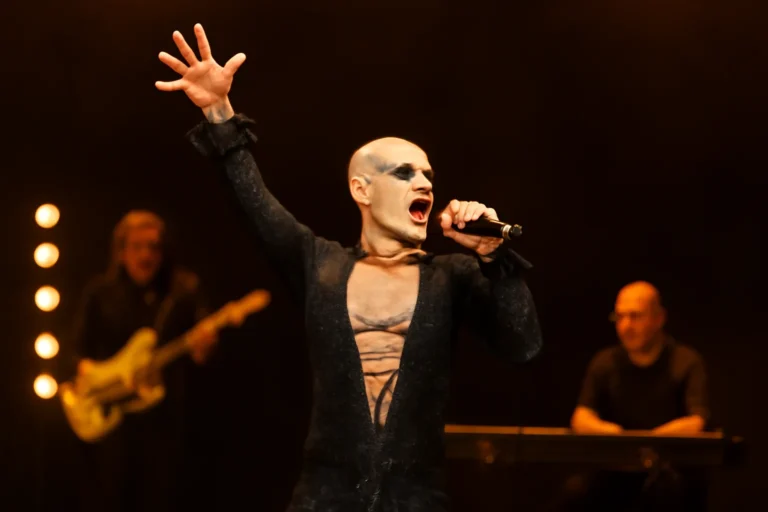 Fitti canta Ney Matogrosso: show performático reimagina 16 clássicos com teatralidade, vigor vocal e arranjos modernos no Teatro Carlos Gomes em abril de 2026