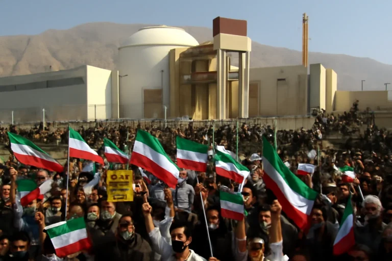 Irã desafia ultimato de Trump e convoca população para proteger usinas enquanto tensão cresce no Estreito de Ormuz