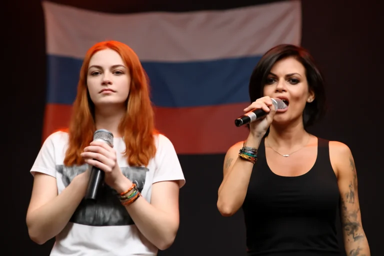t.A.T.u. retorna ao Brasil com hits icônicos e debates sobre representação LGBTQIA+ após 25 anos de carreira