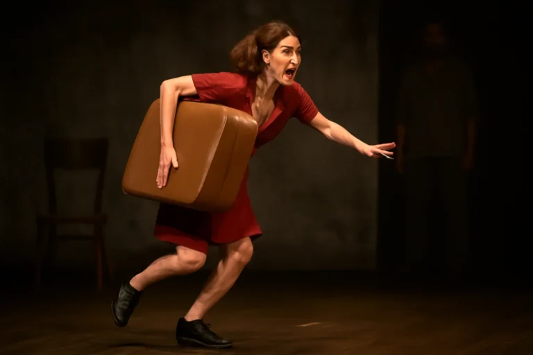 Peça Mulher em Fuga com Malu Galli esgota ingressos e ganha sessão extra no Festival de Curitiba abordando violência doméstica e resistência feminina