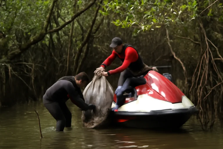 Corpo de homem é achado dentro de saco em manguezal de Laranjeiras, resgate exigiu uso de jet ski em área de difícil acesso