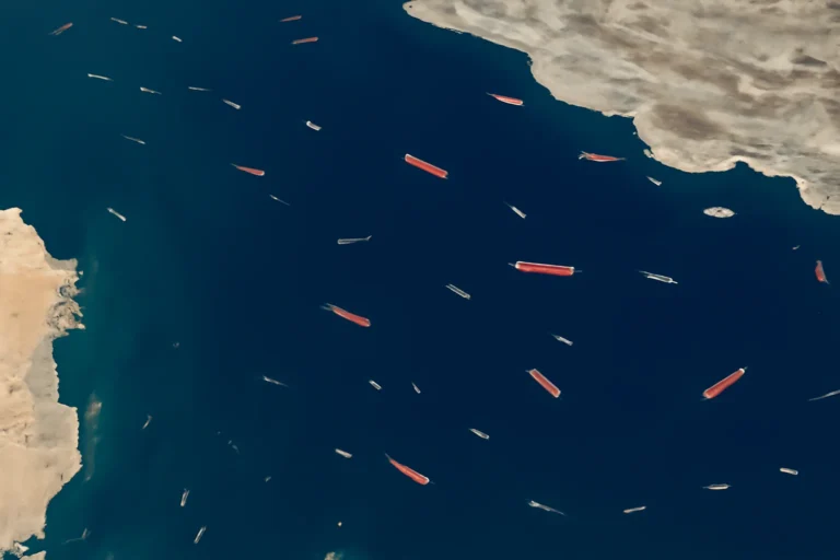 Imagens revelam aumento do tráfego no Estreito de Ormuz durante cessar-fogo e novo bloqueio do Irã após ataques no Líbano