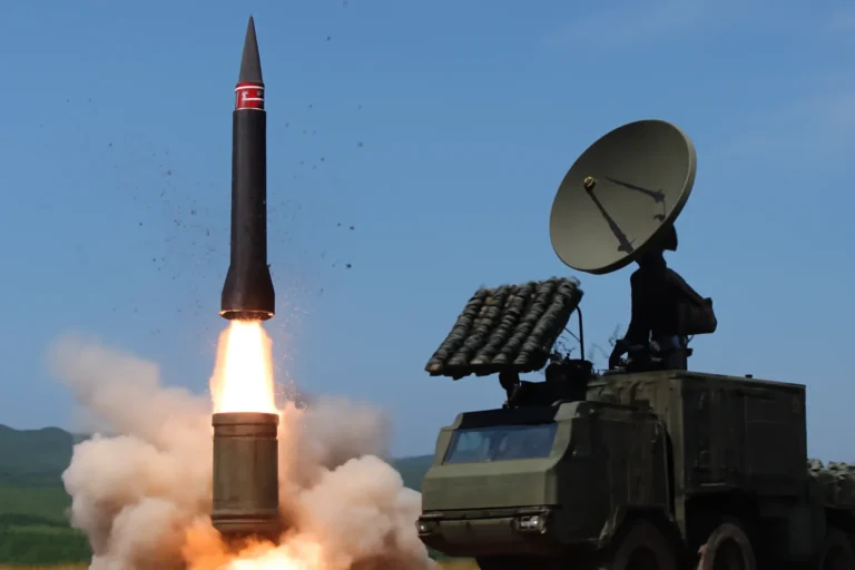 Coreia do Norte testa míssil com bomba de fragmentação e lança sistema de guerra eletrônica avançado em demonstração de força militar