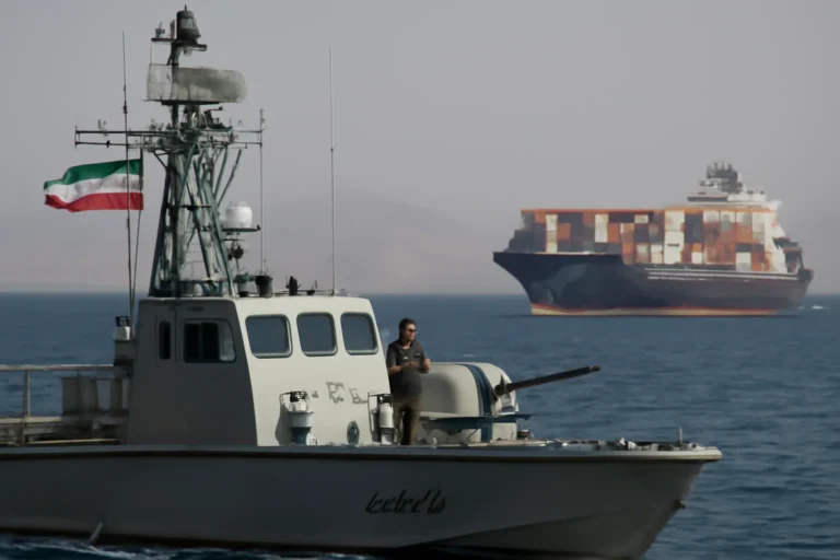 Irã intensifica controle sobre Estreito de Ormuz impondo pedágio e limitações severas ao tráfego marítimo