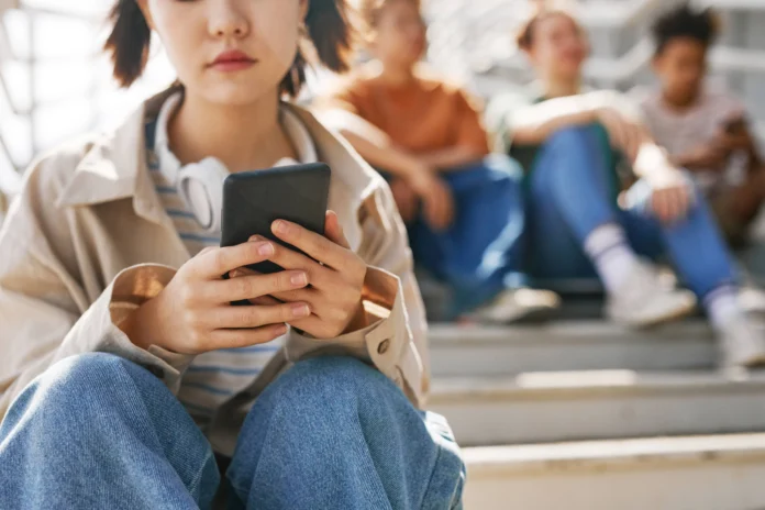 Austrália dobra multas para redes sociais que violarem proibição a menores