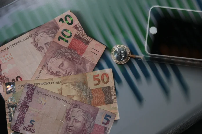 Salário aumenta, mas o dinheiro some: entenda por que o bolso aperta no Brasil