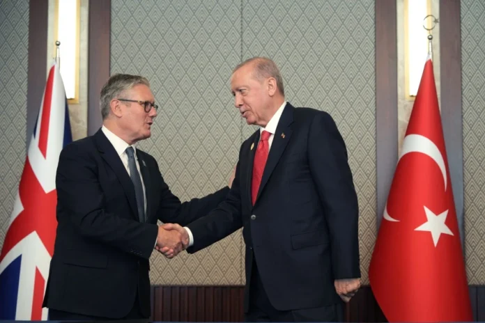 Erdogan presenteia líderes da Otan com pistolas em cúpula tensa