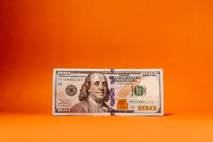 Dólar Enfrenta Pressão Global e Redesenha Cenário Econômico do Brasil
