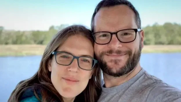 Casal britânico se aposenta antes dos 40 com economia extrema e inspira movimento FIRE
