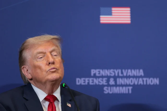 Trump Pressiona Fabricantes de Armas por Aumento Rápido da Produção nos EUA