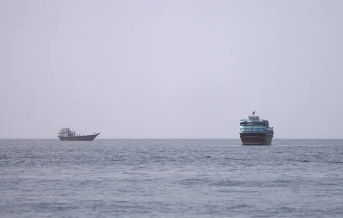 Navio pega fogo no Estreito de Ormuz em meio a tensões regionais