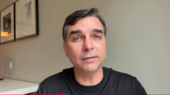 Flávio Bolsonaro se declara 'ameaça ao sistema' e projeta candidatura em 2027