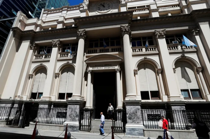 Milei propõe reforma drástica do Banco Central argentino em meio a inflação recorde