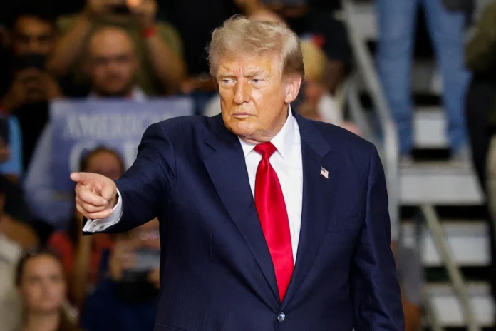 Manifestante chama Trump de 'protetor de pedófilo' em discurso no Michigan
