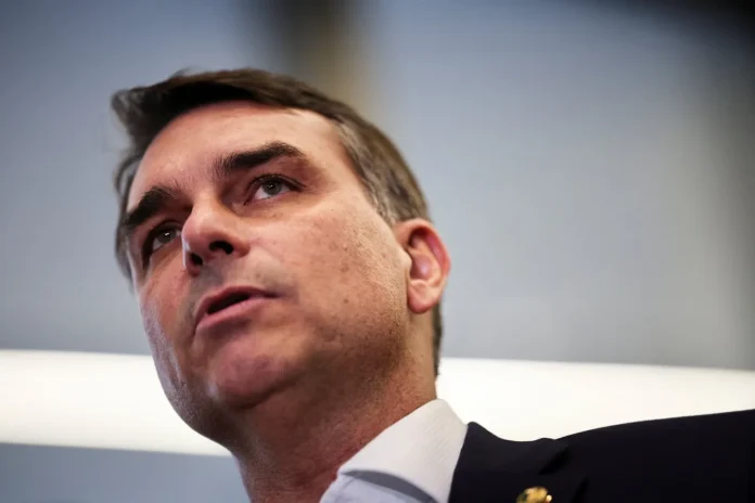 Flávio Bolsonaro questiona ritmo da Selic; equipe projeta queda rápida com corte de gastos