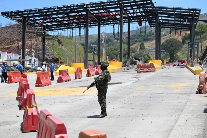 Ataques Marcam Início de Governo na Colômbia e Desafiam Presidente Abelardo de la Espriella