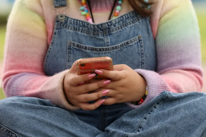 Redes sociais devem detalhar proteção a menores em relatórios obrigatórios