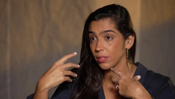 Benedita Casé e peça teatral ampliam debate sobre deficiência auditiva no Brasil
