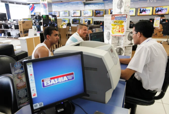 Demitidos da Casas Bahia voltam à folha, mas emprego ainda é incerto