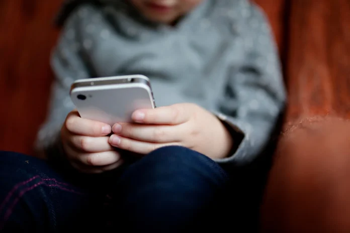 ANPD inicia monitoramento de redes sociais e IA para proteger crianças e mulheres