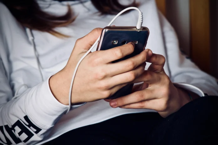 Grupos Armados Usam Redes Sociais para Recrutar Menores, Aponta Relatório