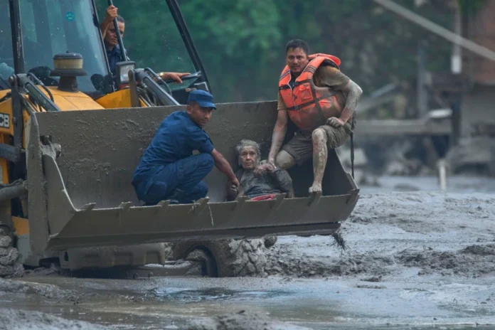 Enchentes e deslizamentos devastam Nepal após colapso de geleira no Himalaia