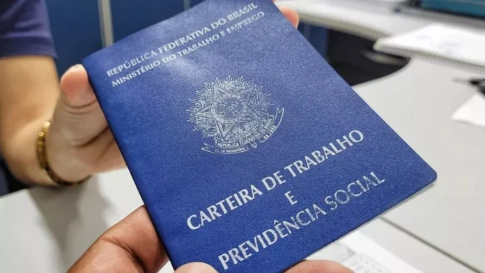 Brasil cria 58,5 mil empregos formais em julho, com queda de 56%