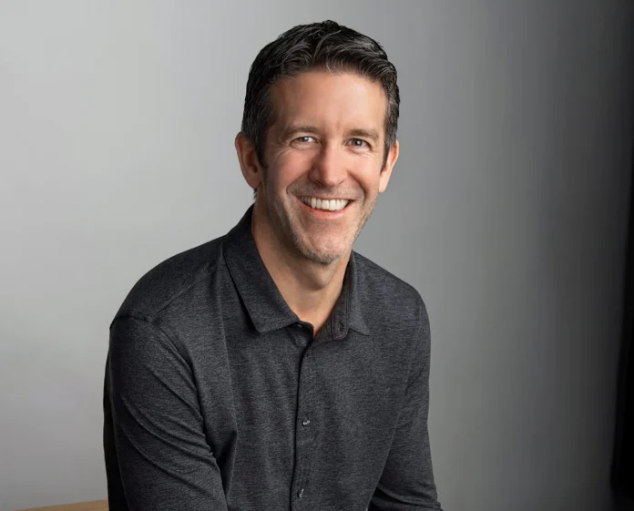 John Ternus assume como CEO da Apple e faz 1ª apresentação em evento