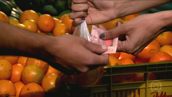 Fazenda reduz previsão de crescimento do PIB para 2% e cita peso da dívida familiar