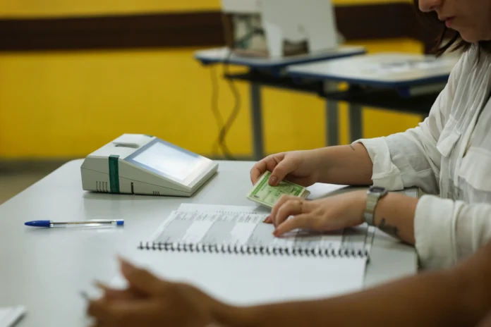 Mesário tem direito a folga? Saiba os benefícios de atuar nas eleições
